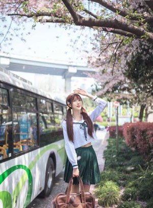 美女穿牛仔裤露屁股_4K神马在线观看
